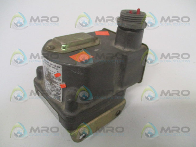 BARKSDALE D2T-A3SS PRESSURE OR VACUUM ACTUATED SWITCH .03-3 PSI UNMP