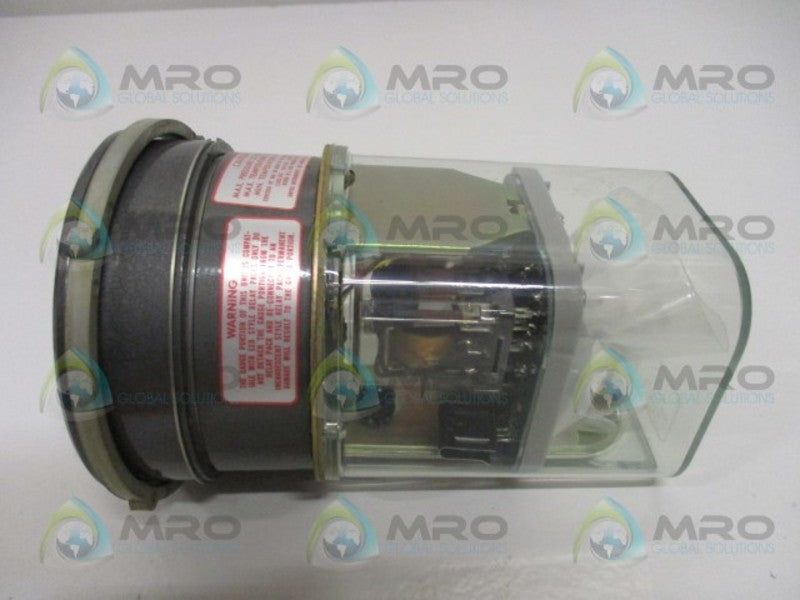 DWYER PHOTOHELIC 3302 PRESSURE SWITCH 1-1 IN. OF WATER NSMP