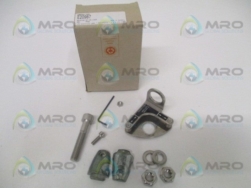 IFM EFECTOR E20987 OG MOUNTING SET *NEW IN BOX*