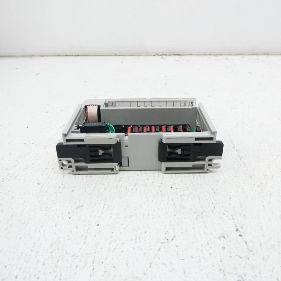 ALLEN BRADLEY 1769-OA8 SER. A F/W 1.1 24VDC REV. 1 NSMP