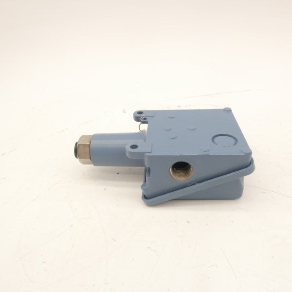 UNITED ELECTRIC CONTROLS H117-702 250VAC 11A 3-100PSI NSNP