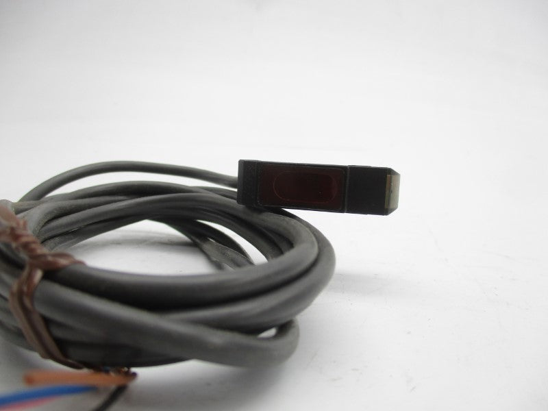 OMRON E3V3-R61 12-24VDC 2M NSMP