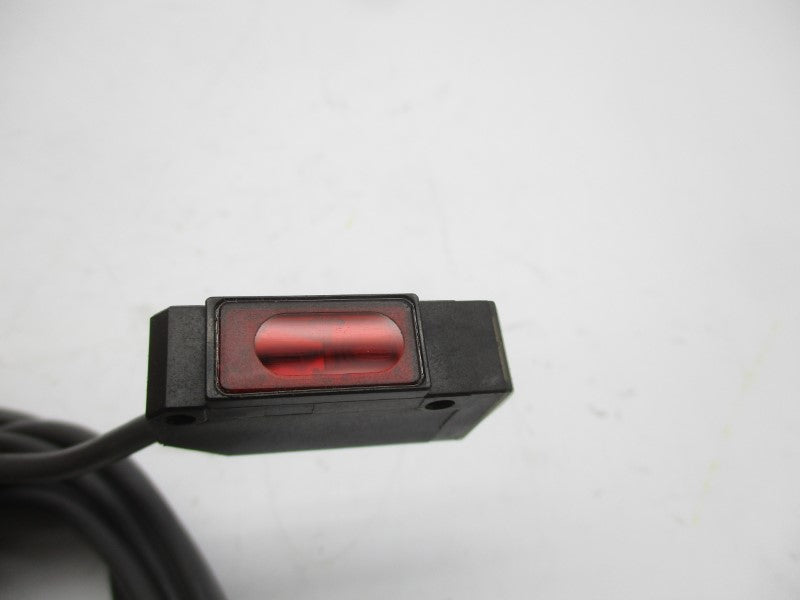 OMRON E3V3-R61 12-24VDC 2M NSMP