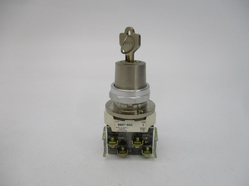 ALLEN BRADLEY 800T-H42A SER. T 600V (WH) NSMP
