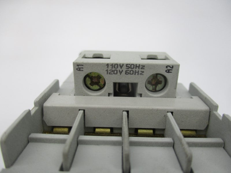 ALLEN BRADLEY 700-CF220D SER. A 110/120V (AS PICTURED) (BR/WH) NSMP