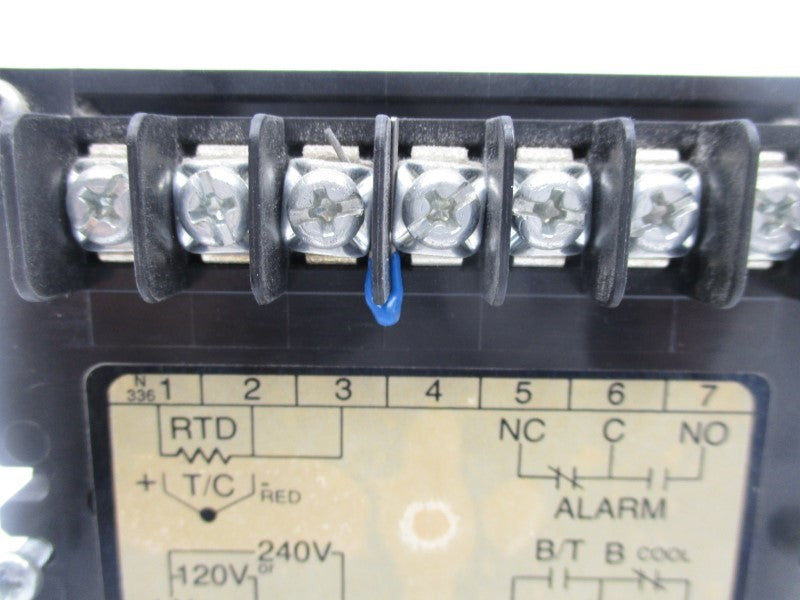 OMEGA 4002A-JF 120/240V 7/5A 0-1000F UNMP