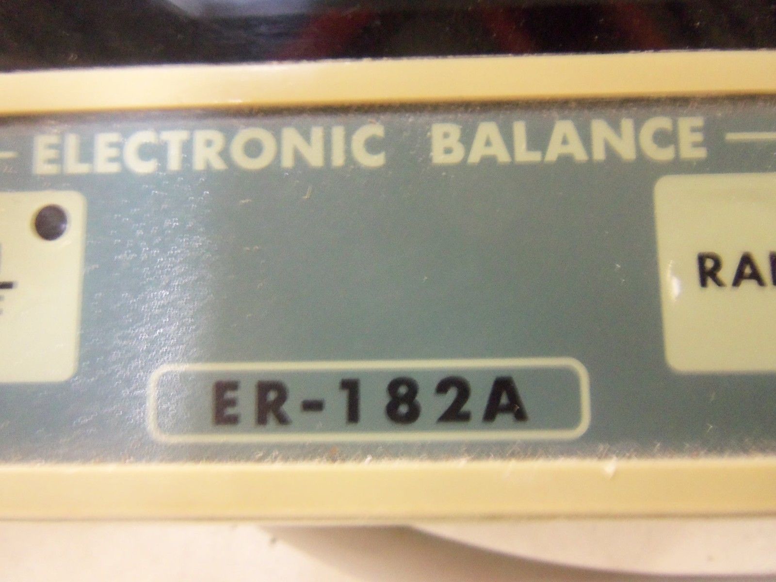 A&D ER-182A ELECTRONIC BALANCE (AS PICTURED-GLASS CRACKED) *USED*