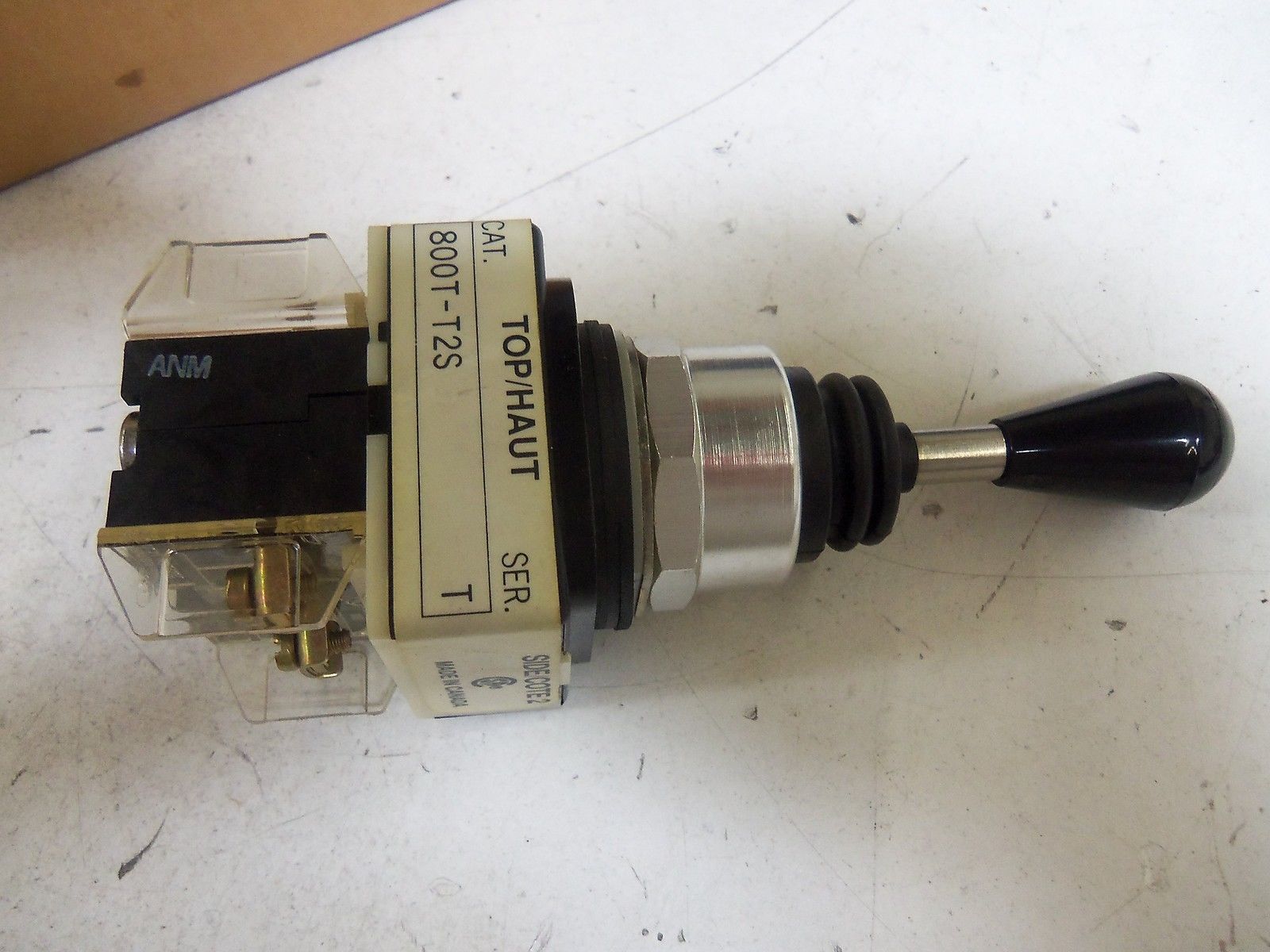 ALLEN BRADLEY 800T-T2SB21 SERIES T *NEW IN BOX*