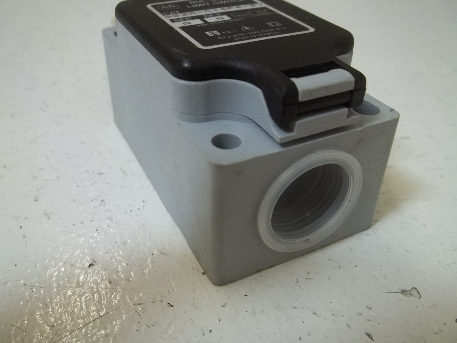 ALLEN BRADLEY  802A-C14P4-S7 SER. A LIMIT SWITCH UNMP