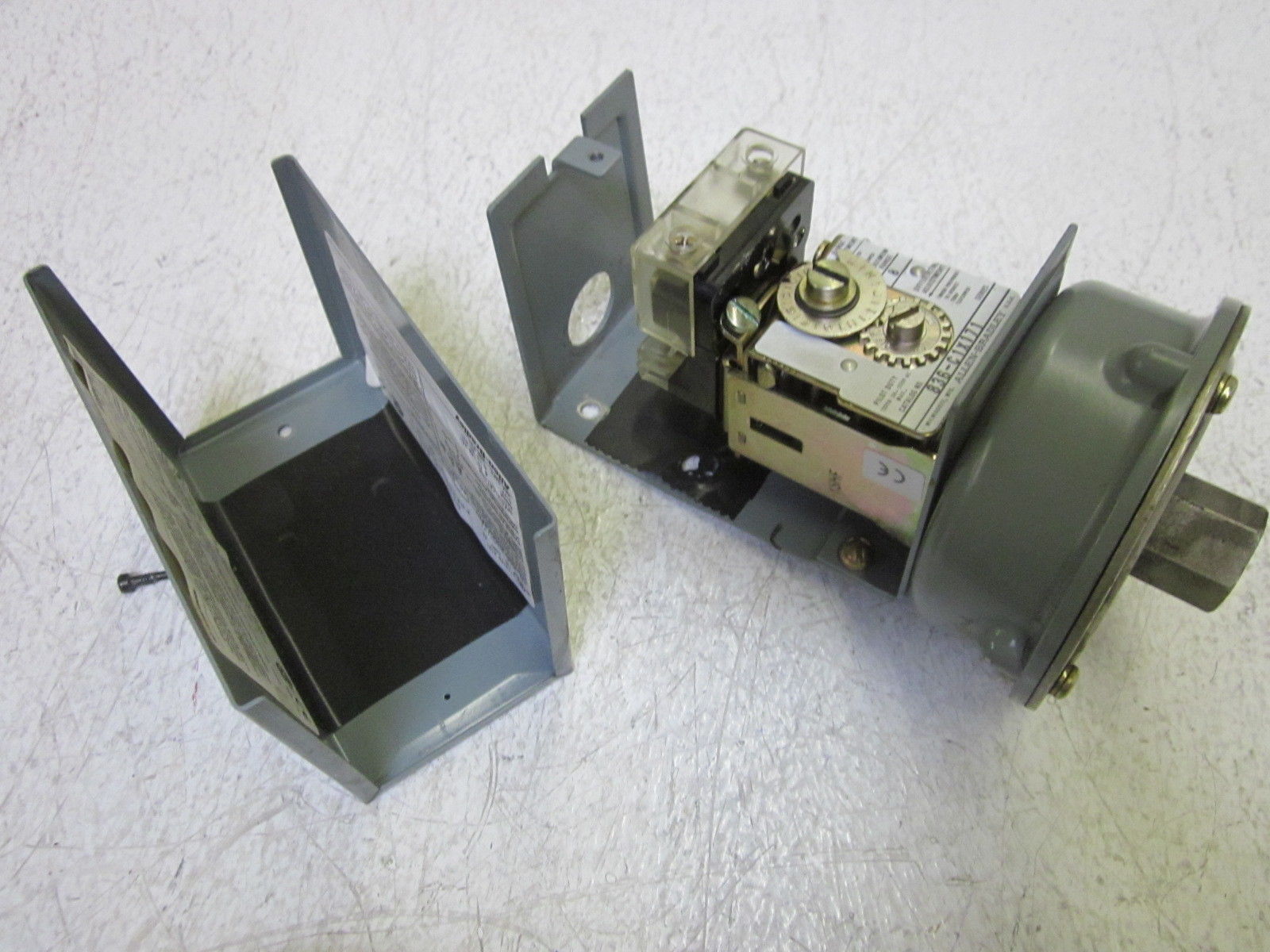 INDUSTRIAL SPARE PART 836-C1X171 PRESSURE SWITCH 600V UNMP