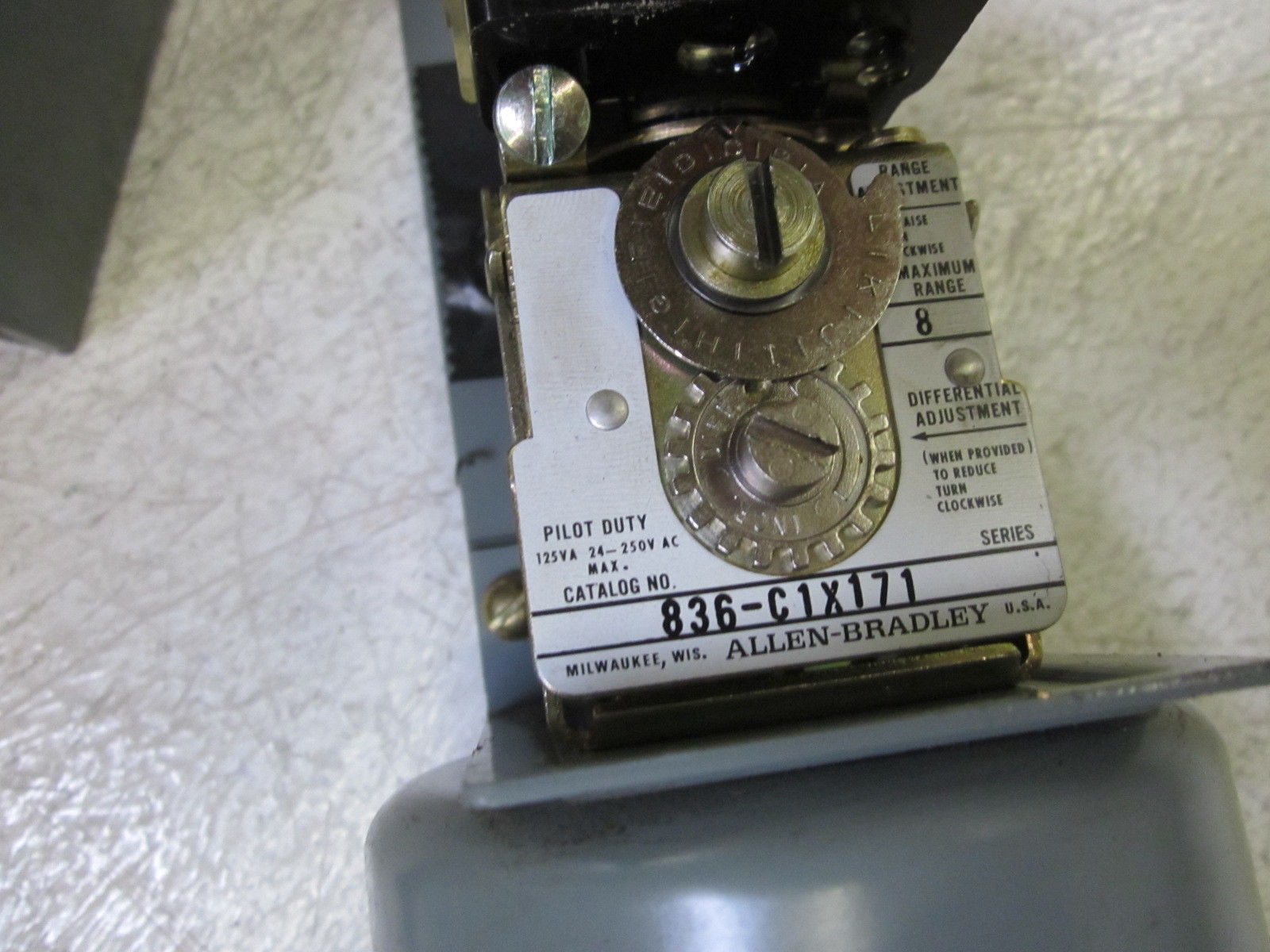 INDUSTRIAL SPARE PART 836-C1X171 PRESSURE SWITCH 600V UNMP