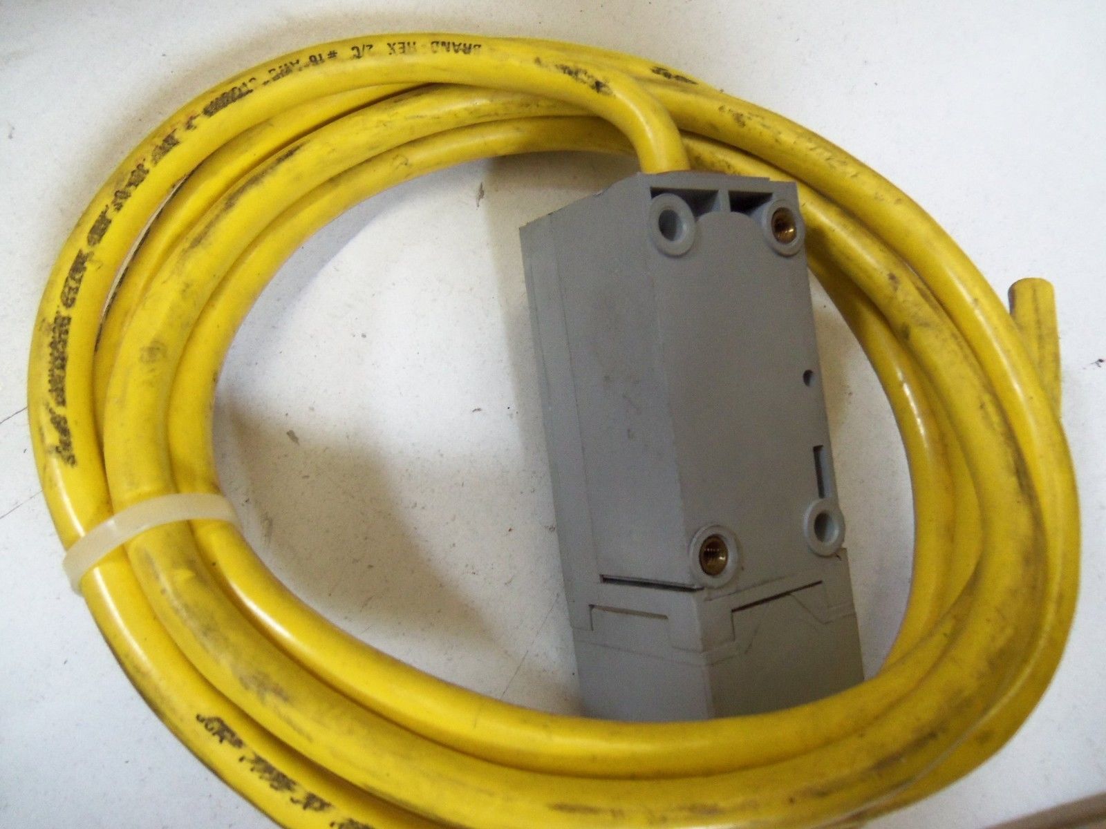 INDUSTRIAL SPARE PART PROXIMITY SWITCH 802PR-LACR2-12 SERIES C  UNMP