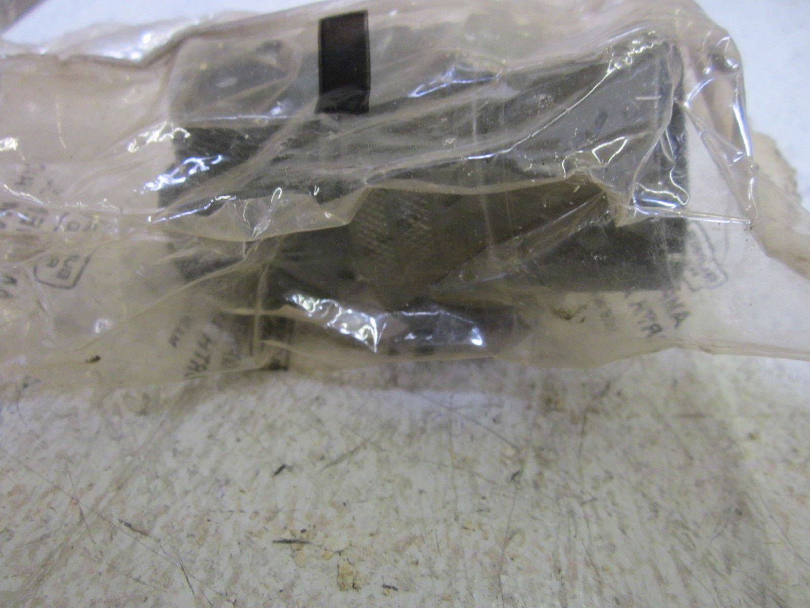 AMPHENOL 3106A-28 CONNECTOR NSMP