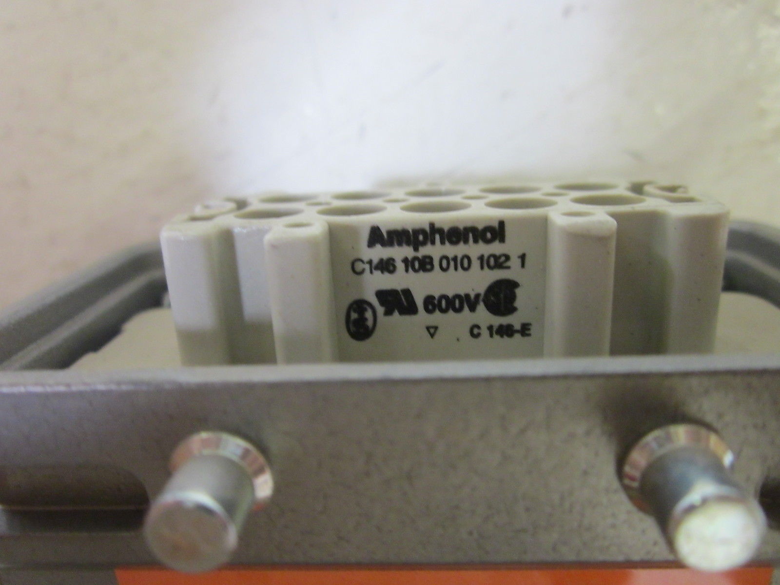 AMPHENOL C14610B0101021 FEMALE BASE W/ COVER 600V (AS PICTURED) UNMP