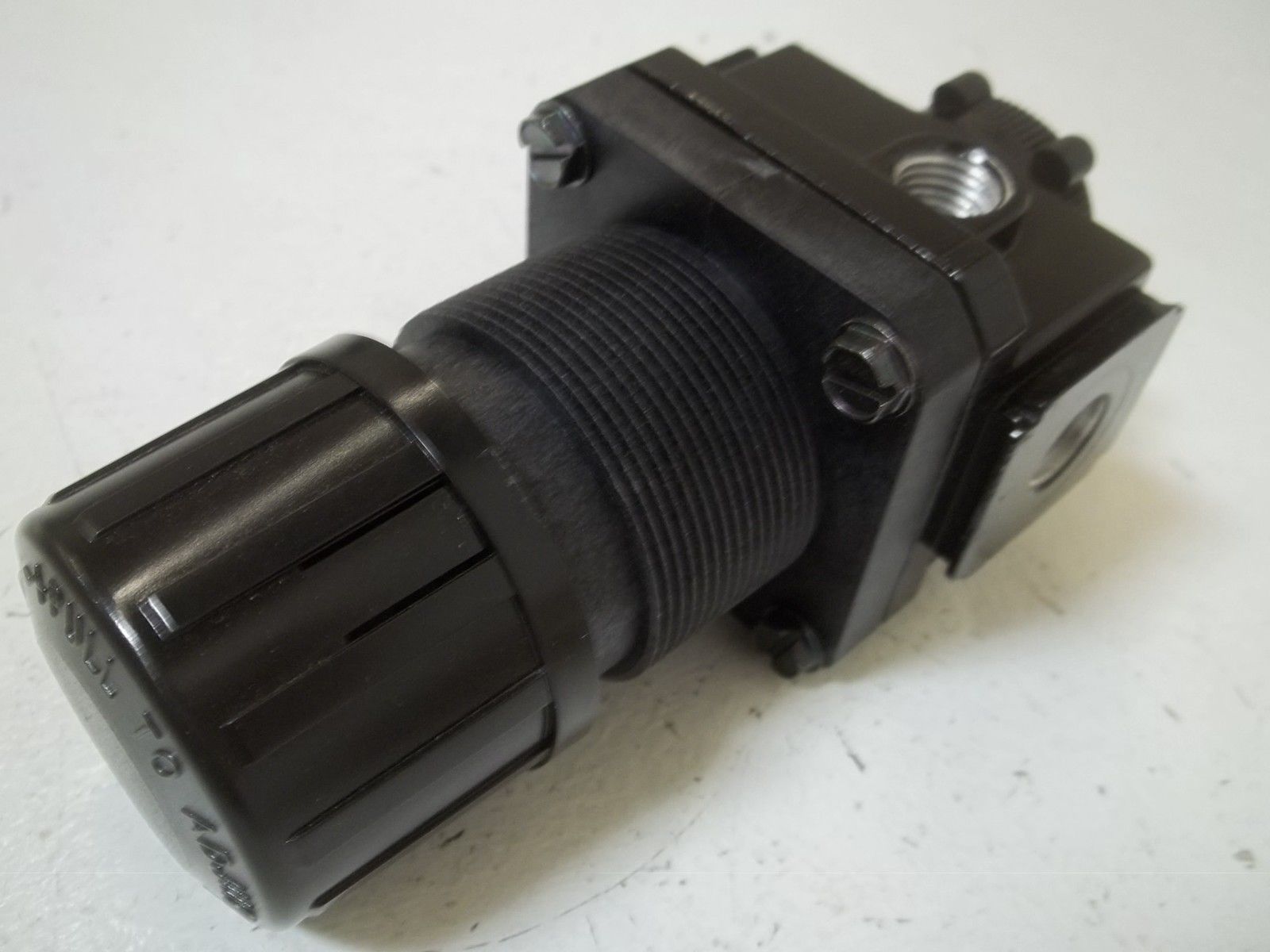 ARROW PNEUMATIC MODEL R352 125 REGULATOR W/GAUGE(AS PICTURED) NSNP