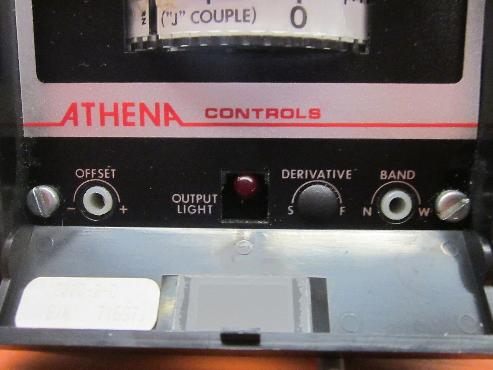 ATHENA CONTROLS 2000-B-D TEMPERATURE CONTROLLER 0-400 DEGREE F 120/240VAC *USED*