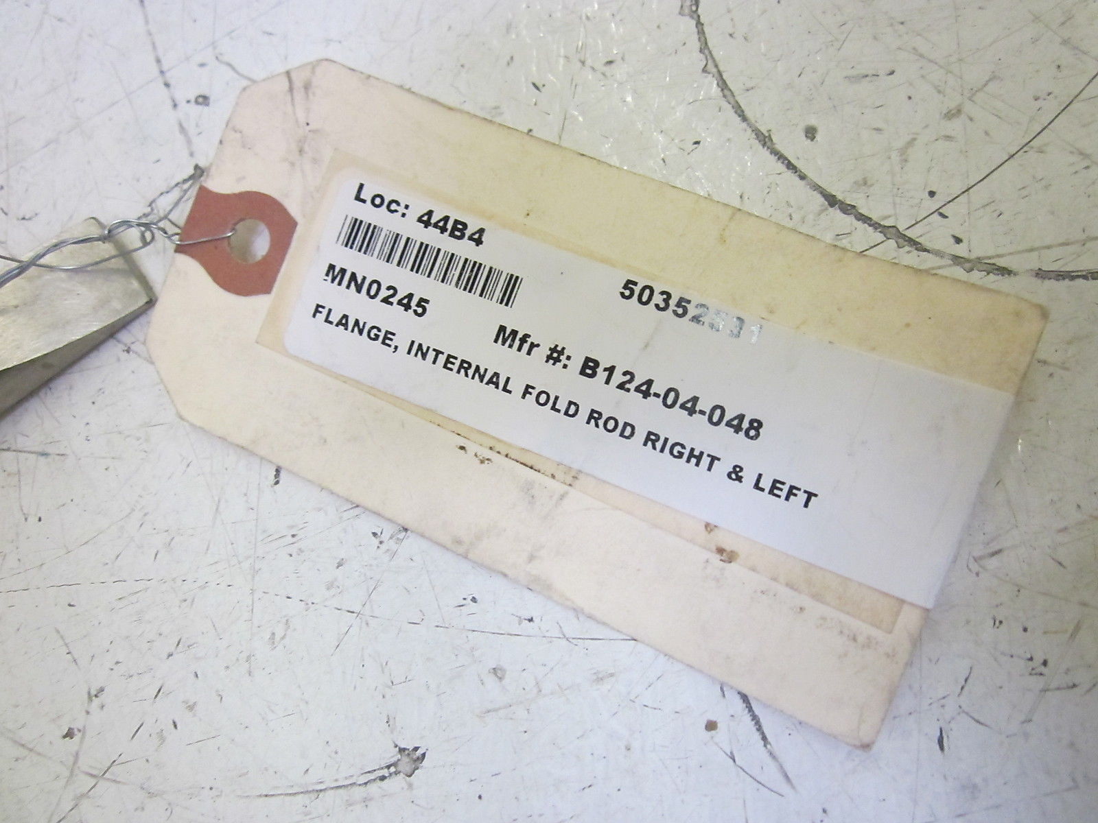 B124-04-048 FLANGE, INTERNAL FOLD ROD RIGHT/LEFT  UNMP