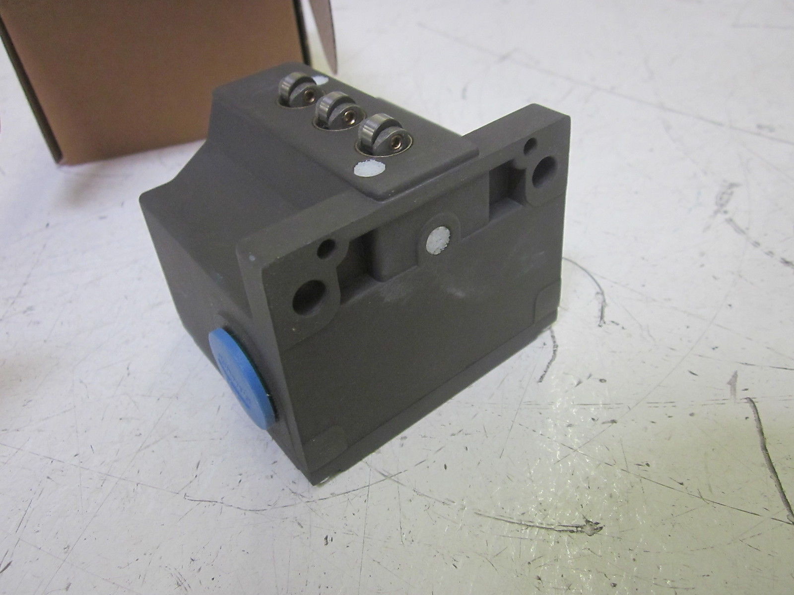 BALLUFF BNS 819-B03-R16-61-16-10 POSITION SWITCH  NSMP