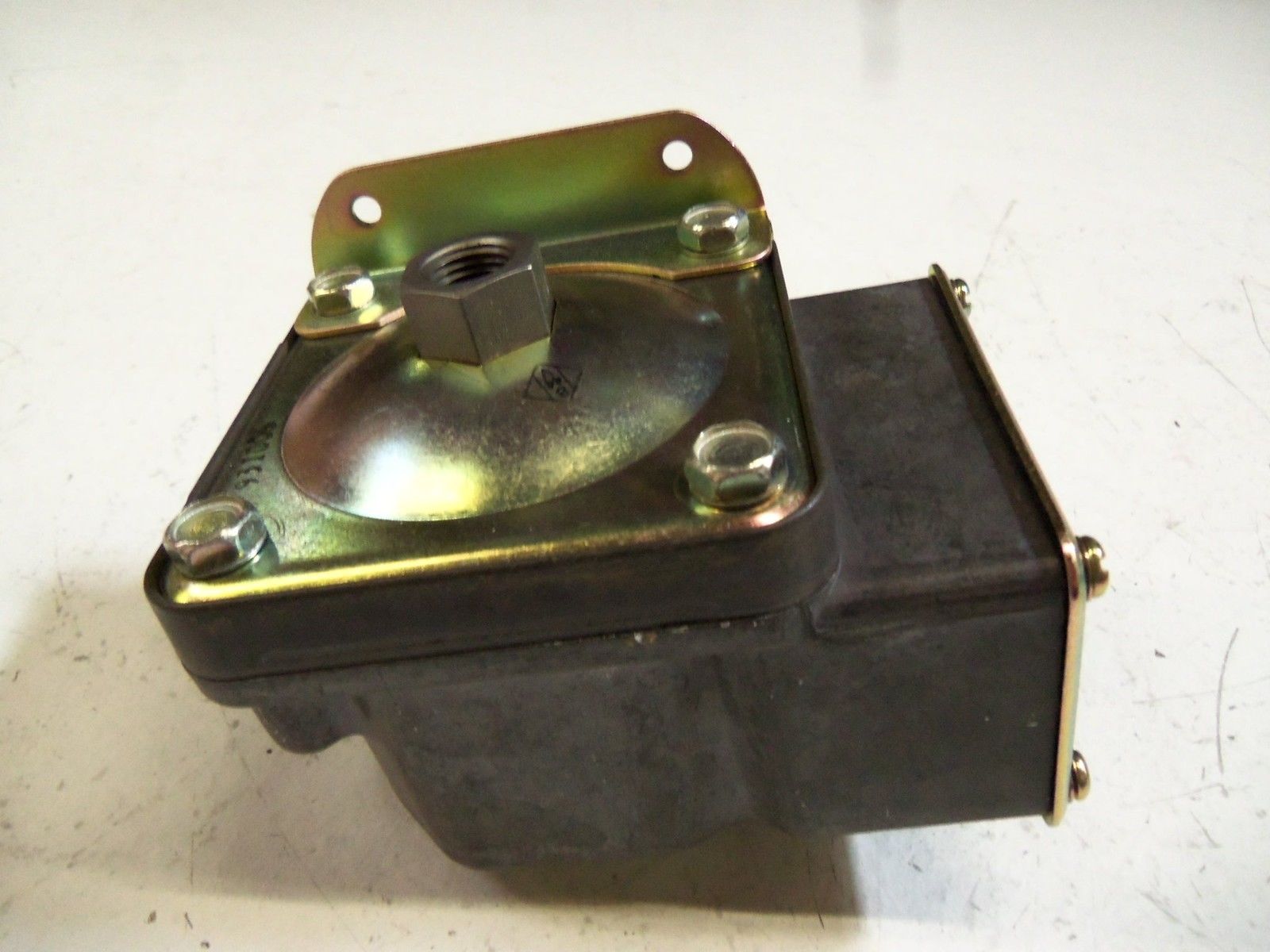 BARKSDALE D2T-M18SS SWITCH UNMP