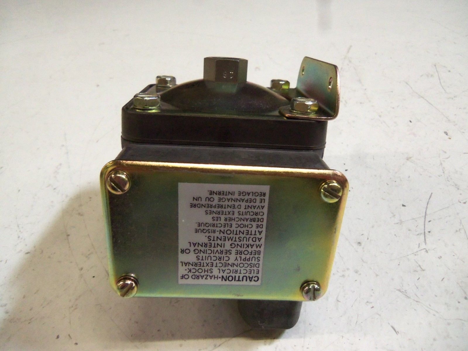 BARKSDALE D2T-M18SS SWITCH UNMP