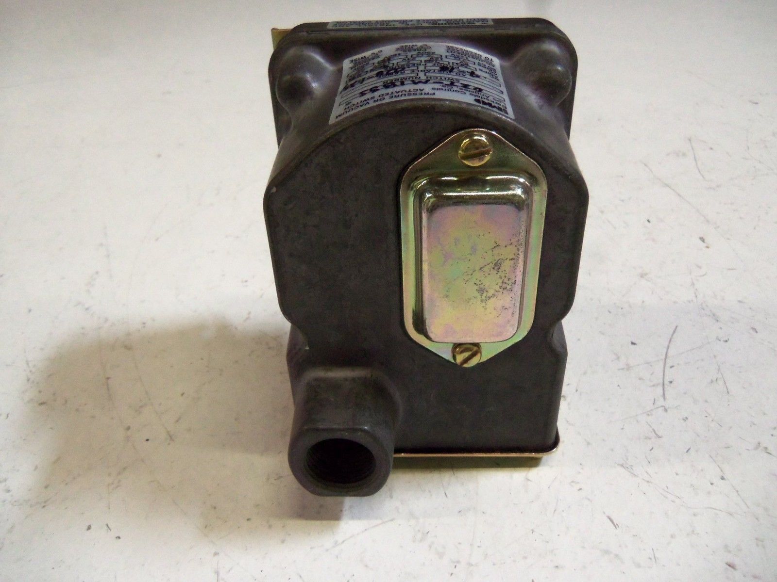 BARKSDALE D2T-M18SS SWITCH UNMP