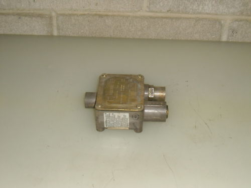 BARKSDALE PRESSURE SWITCH 9048-3-CS *USED*