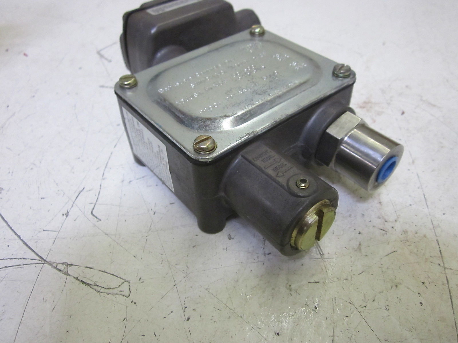 BARKSDALE T9048-2-CS PRESSURE ACTUATED SWITCH  UNMP