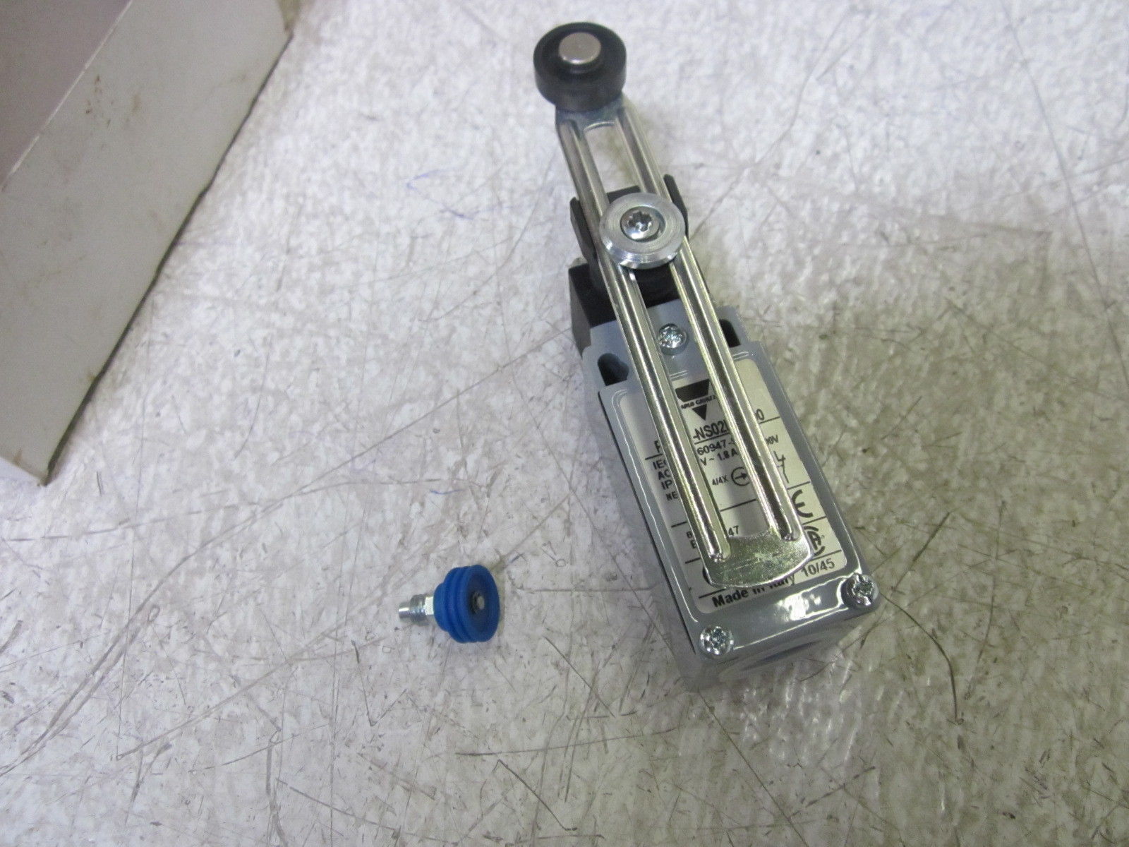 CARLO GAVAZZI PS21K-NS02R1-Y00 LIMIT/SAFETY SWITCH W/ ROLLER LEVER NSNP IN  BOX