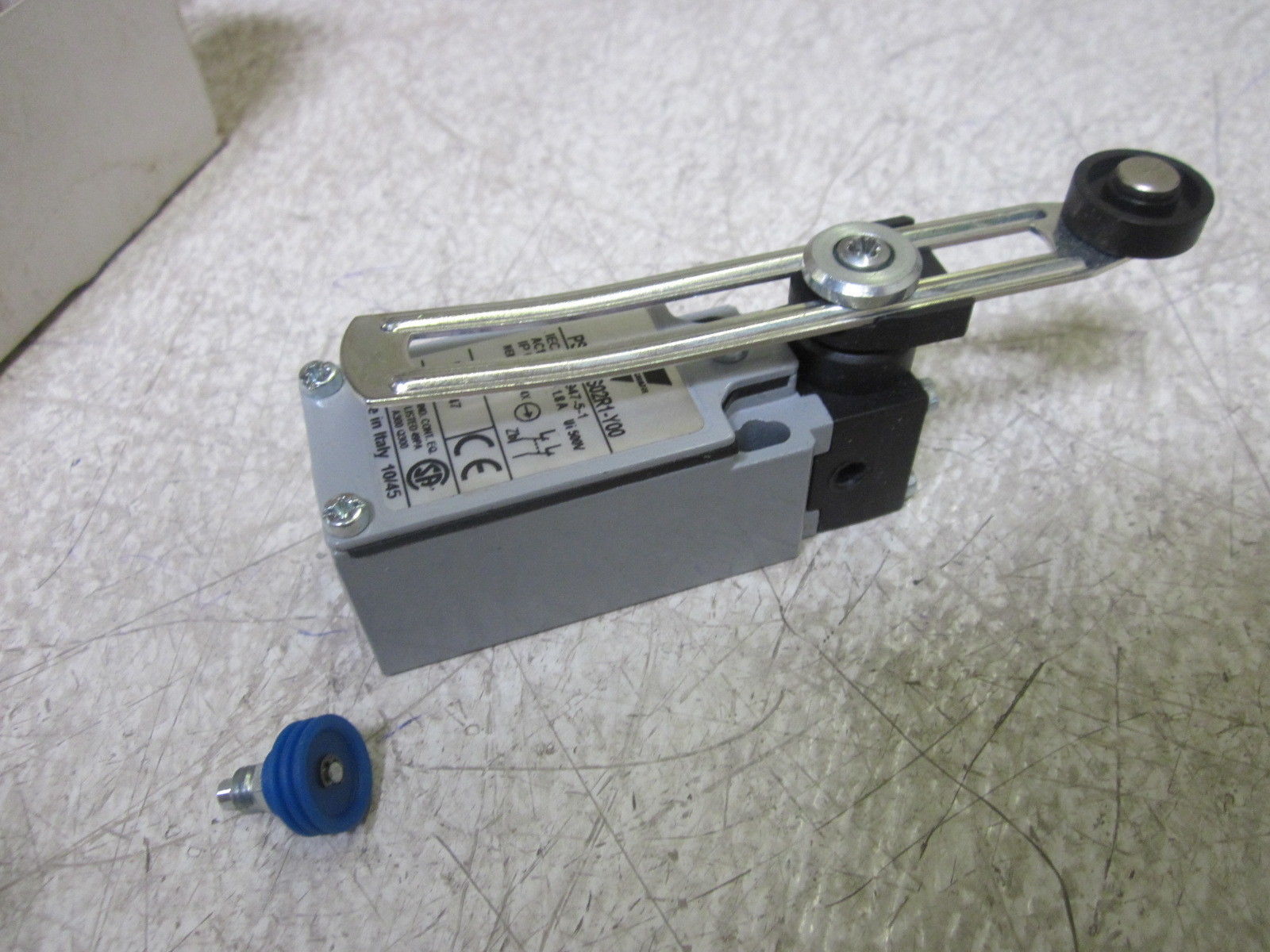 CARLO GAVAZZI PS21K-NS02R1-Y00 LIMIT/SAFETY SWITCH W/ ROLLER LEVER NSNP IN  BOX