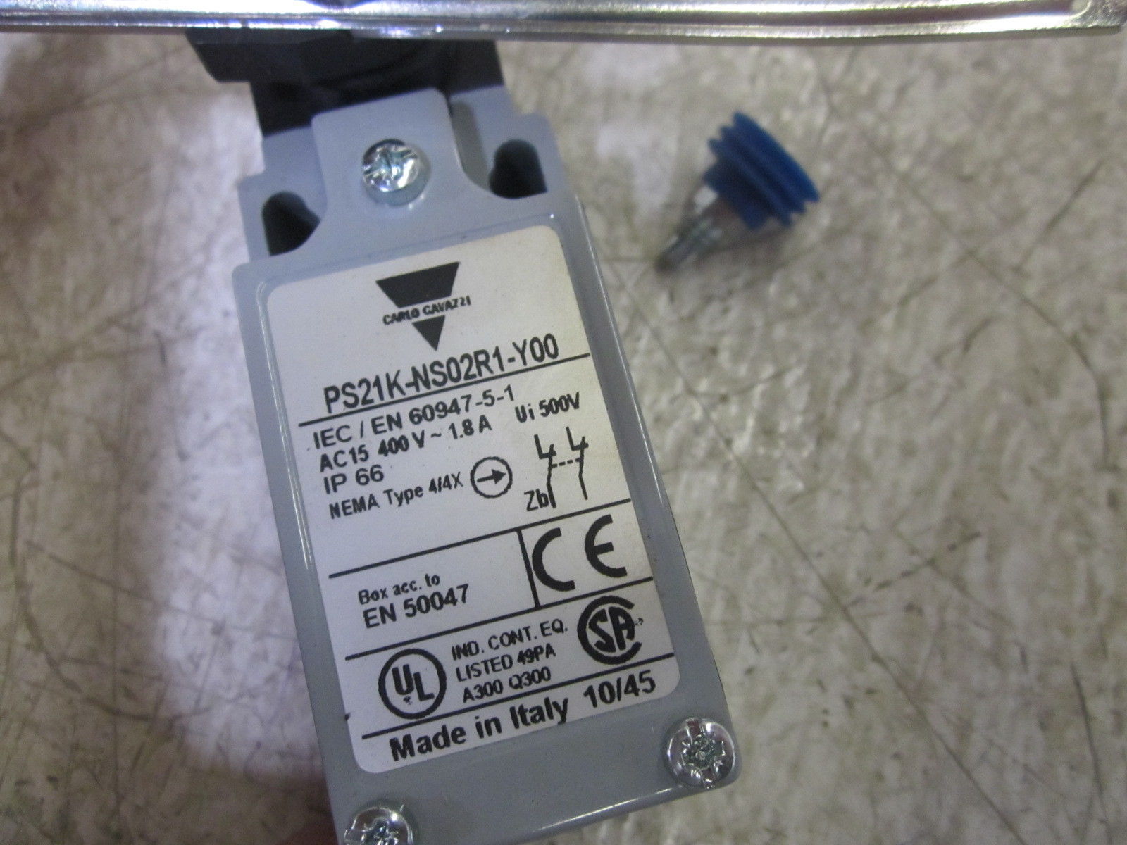 CARLO GAVAZZI PS21K-NS02R1-Y00 LIMIT/SAFETY SWITCH W/ ROLLER LEVER NSNP IN  BOX