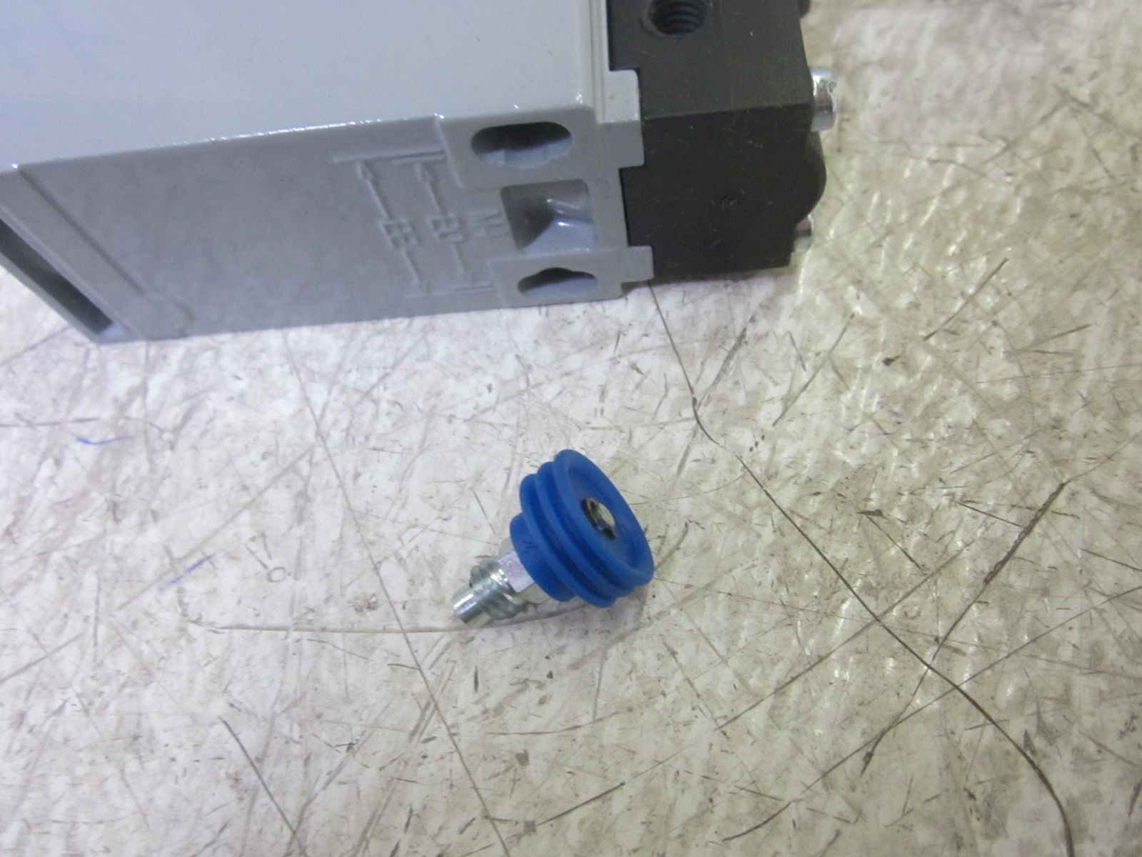 CARLO GAVAZZI PS21K-NS02R1-Y00 LIMIT/SAFETY SWITCH W/ ROLLER LEVER NSNP IN  BOX