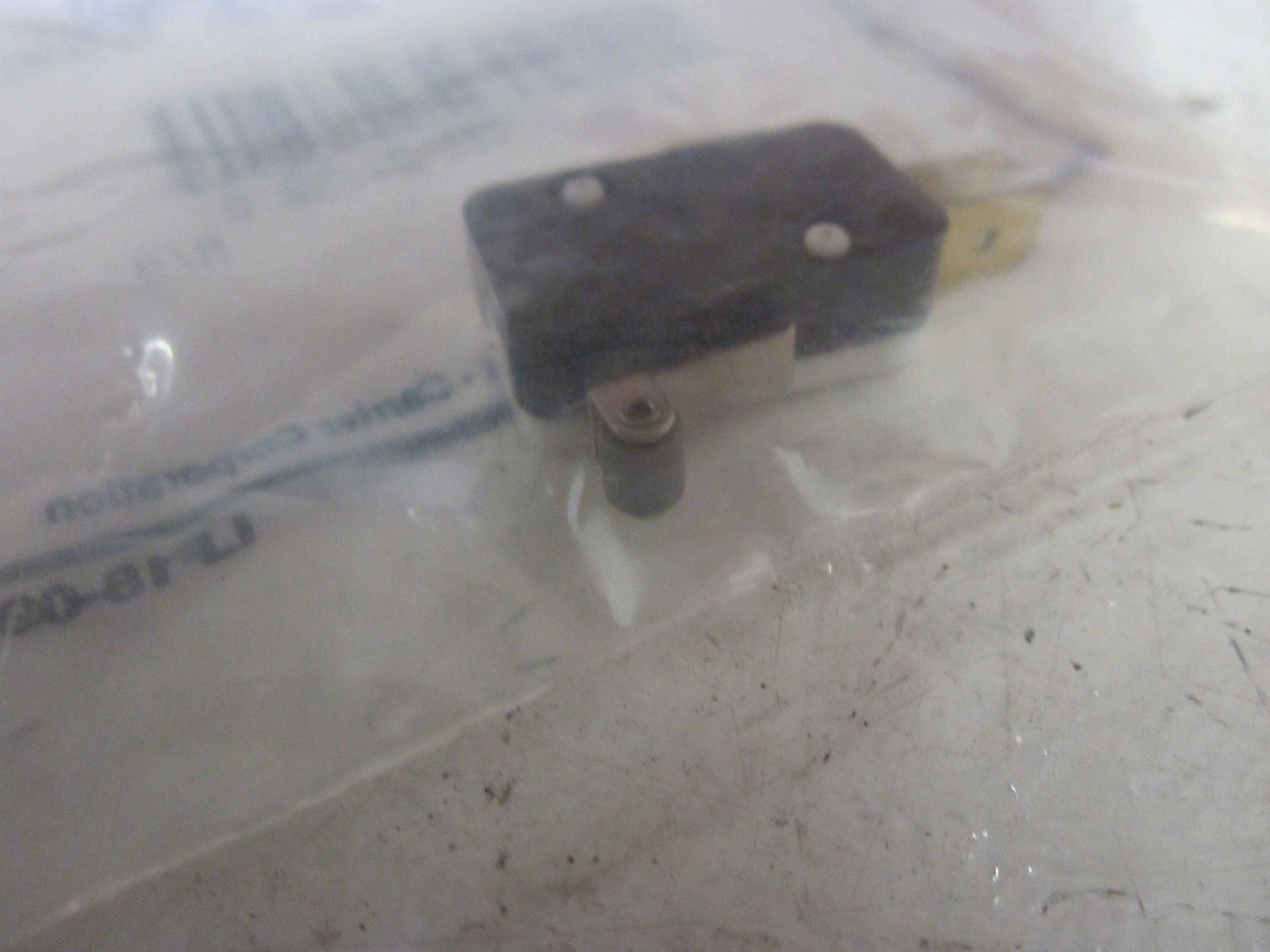 CARRIER CORP. HR 64ZE 014 LEVER ARM SWITCH 125/250V NSMP