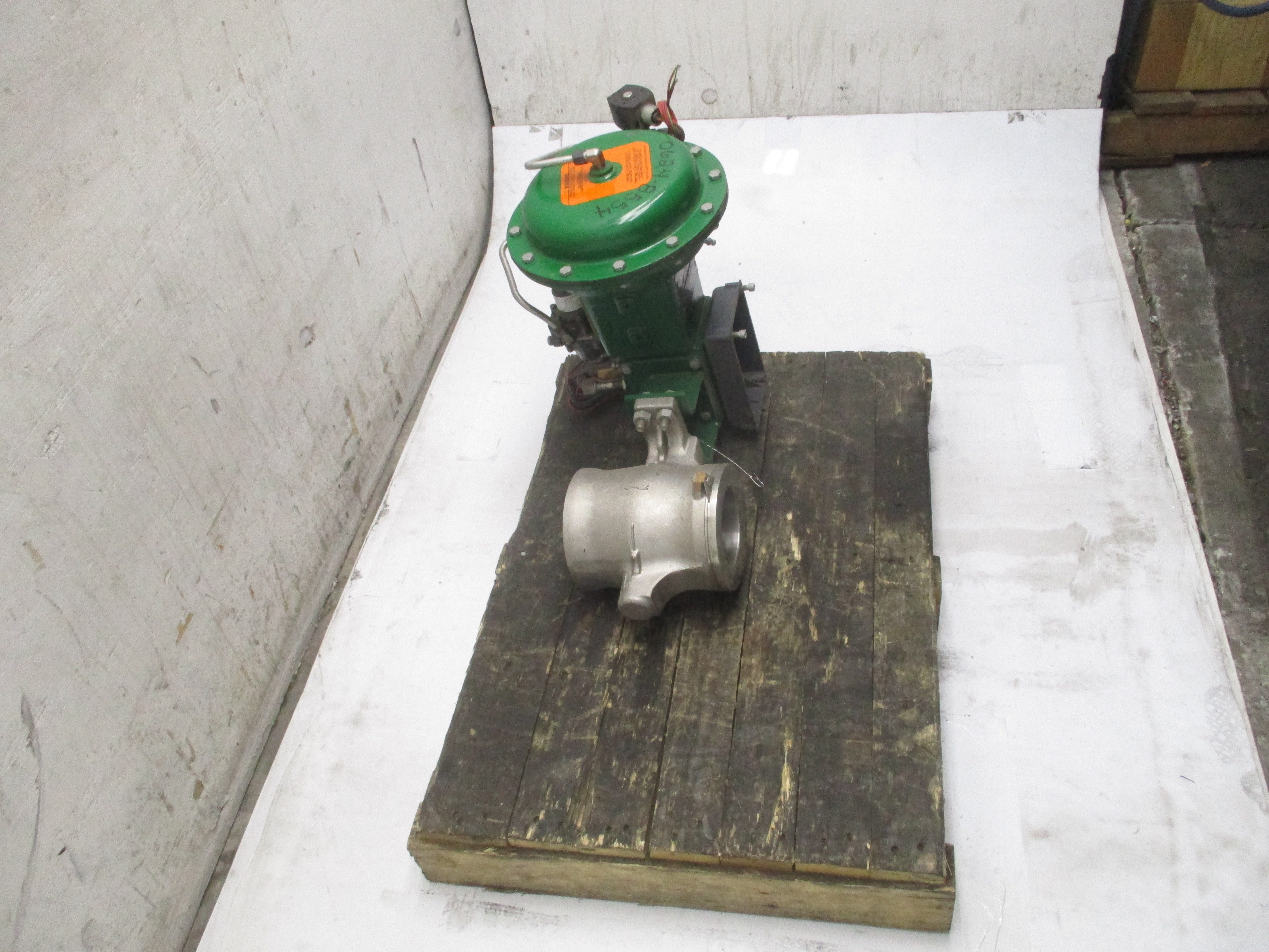 FISHER V200 1052 SER. B 0-33PSI 4" NSNP