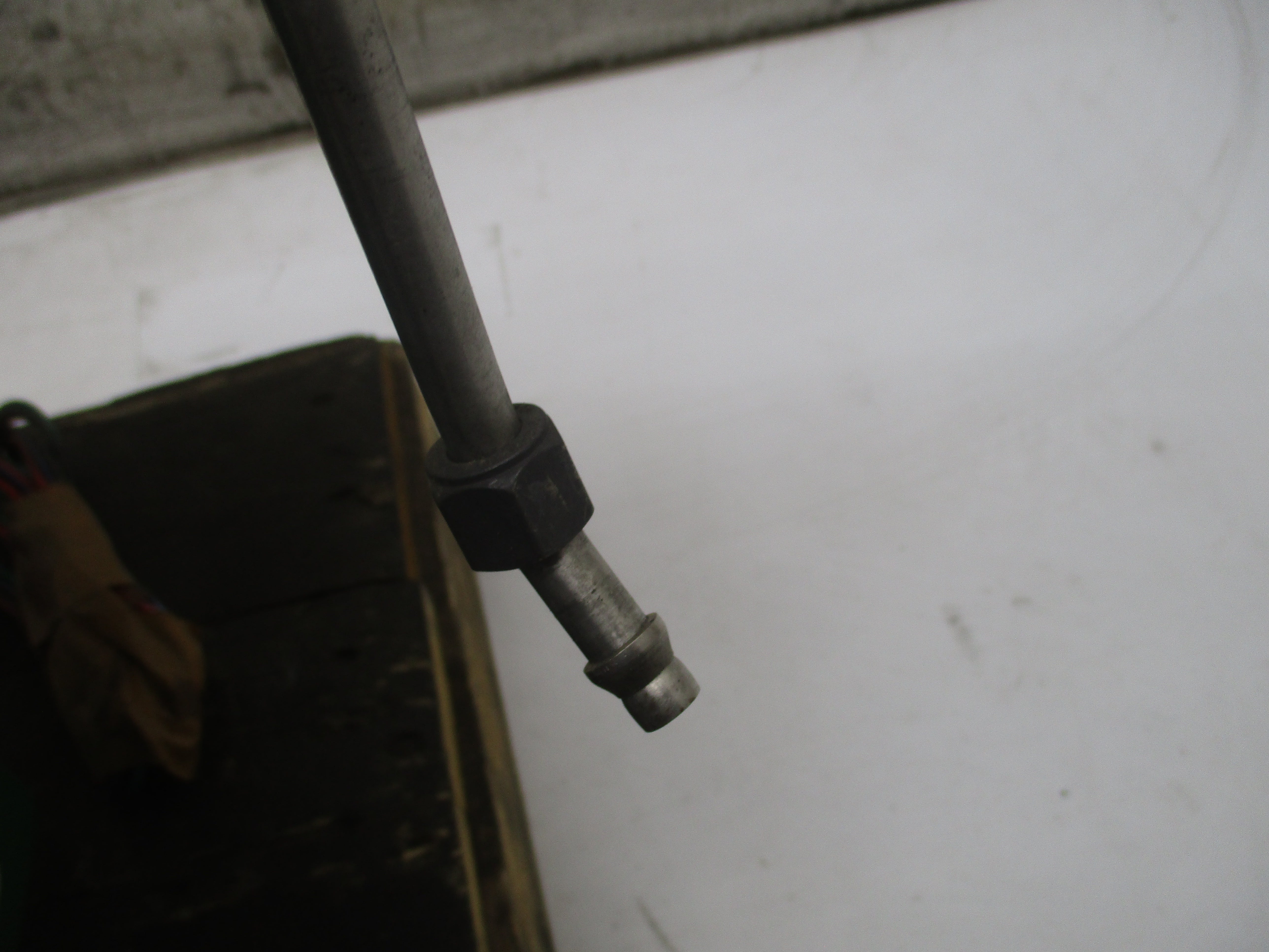 FISHER V200 1052 SER. B 0-33PSI 4" NSNP