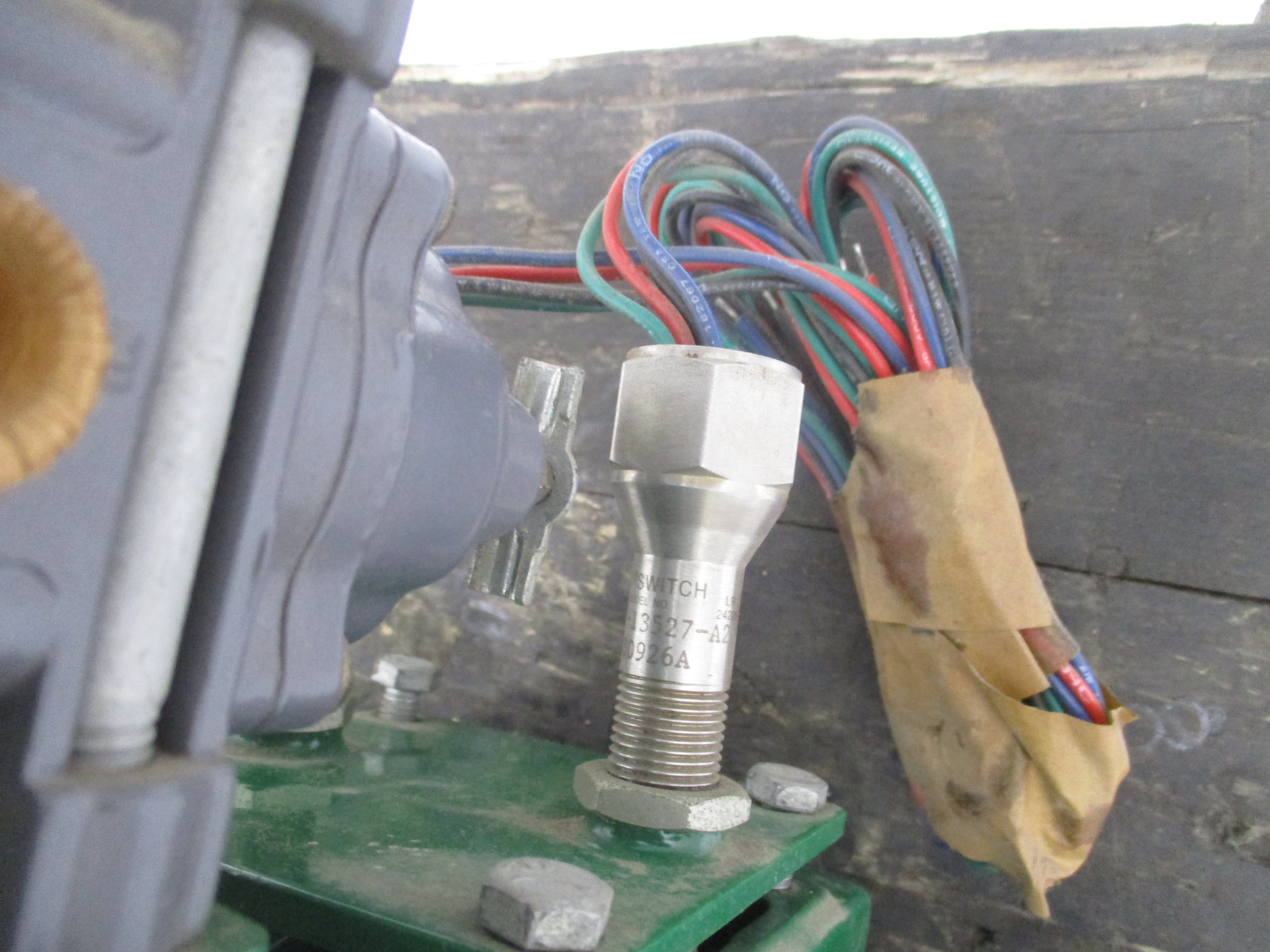 FISHER V200 1052 SER. B 0-33PSI 4" NSNP