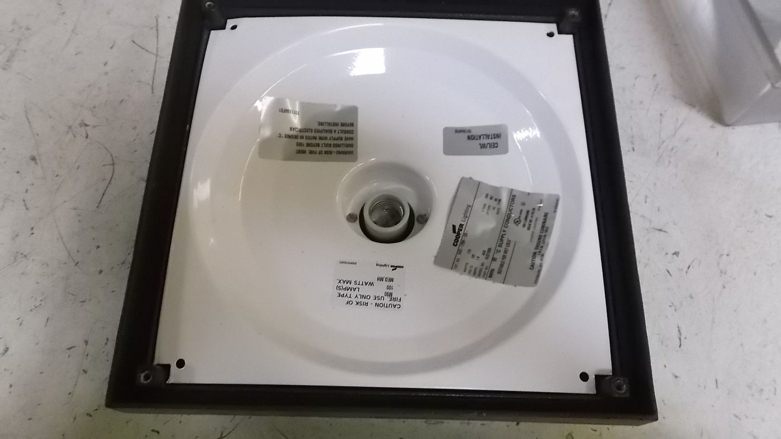 COOPER HUD-175M-120 LIGHT FIXTURE UNMP