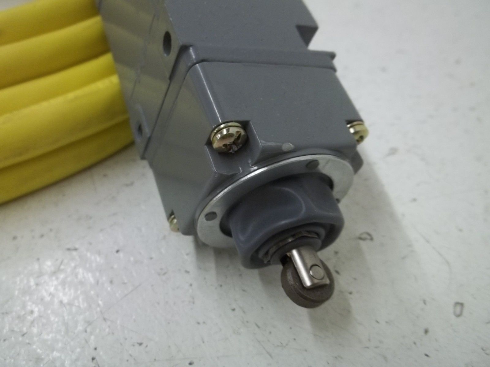 CUTLER HAMMER E50SA6P20 LIMIT SWITCH WITH CABLE UNMP