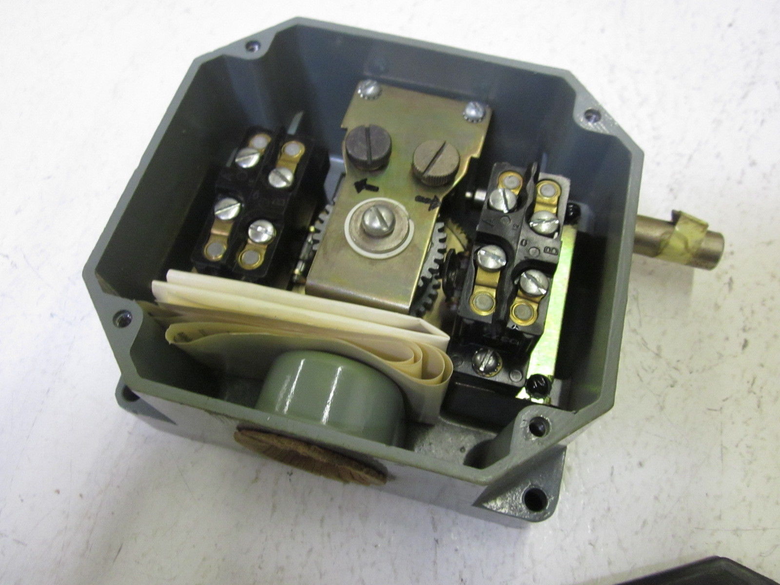 CUTLER HAMMER 10316H155A LIMIT SWITCH UNMP