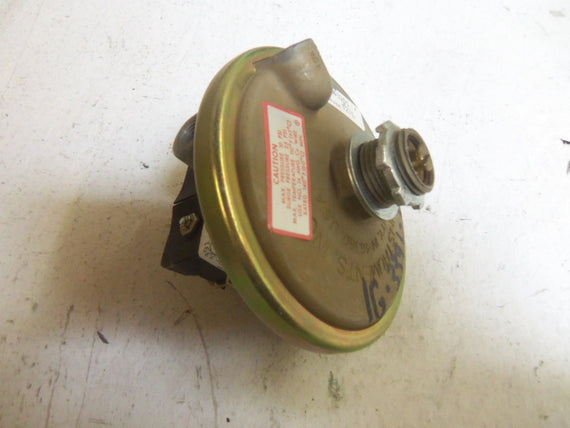 DWYER 190035-10 VALVE *USED*