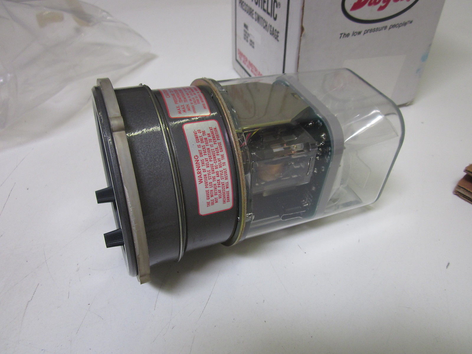 DWYER PHOTOHELIC 3302 PRESSURE SWITCH 1-1 IN. OF WATER *NEW NO BOX*