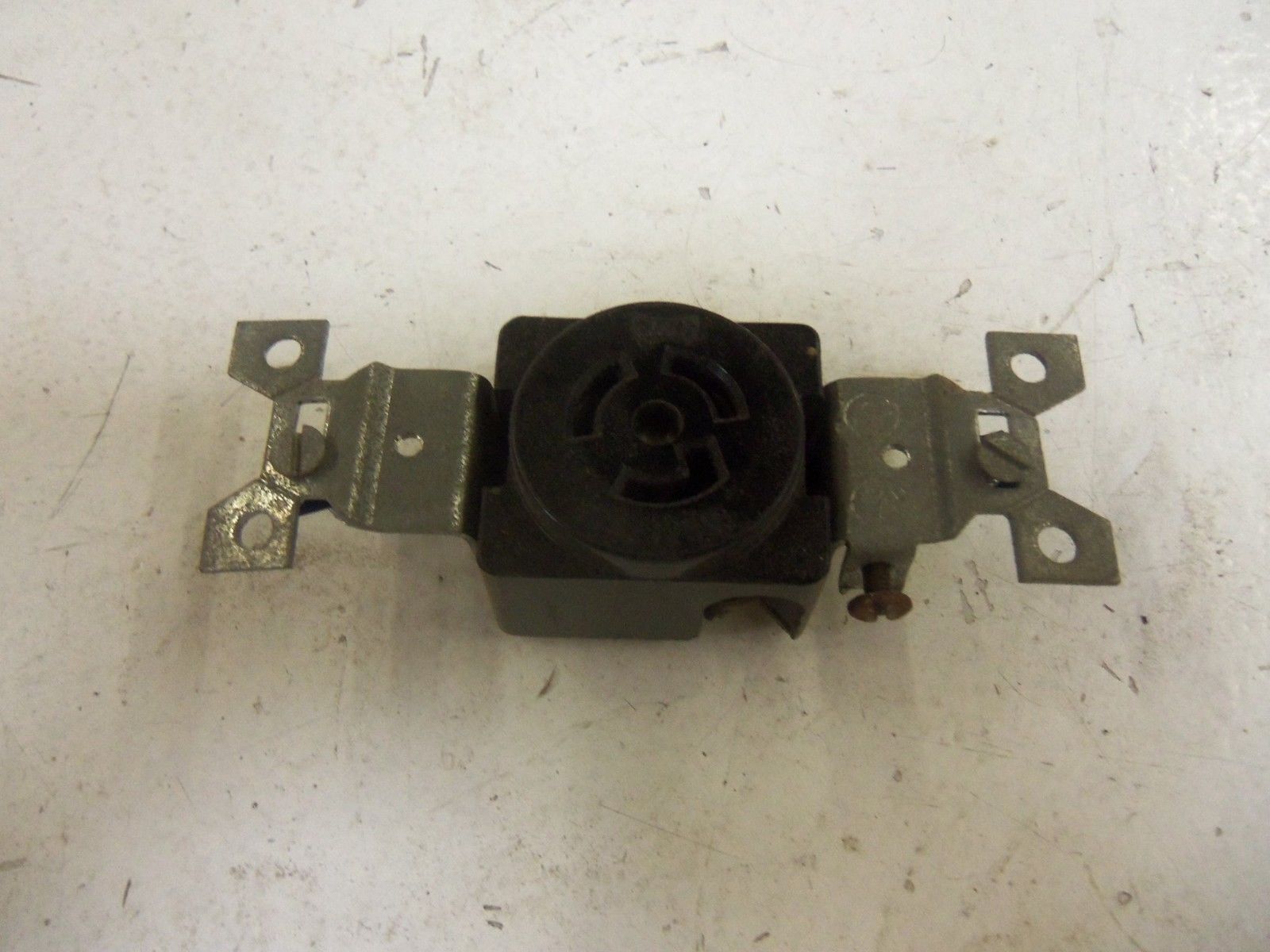 EAGLE SIGNAL 2483 SINGLE LOCKING RECEPTACLE NSMP