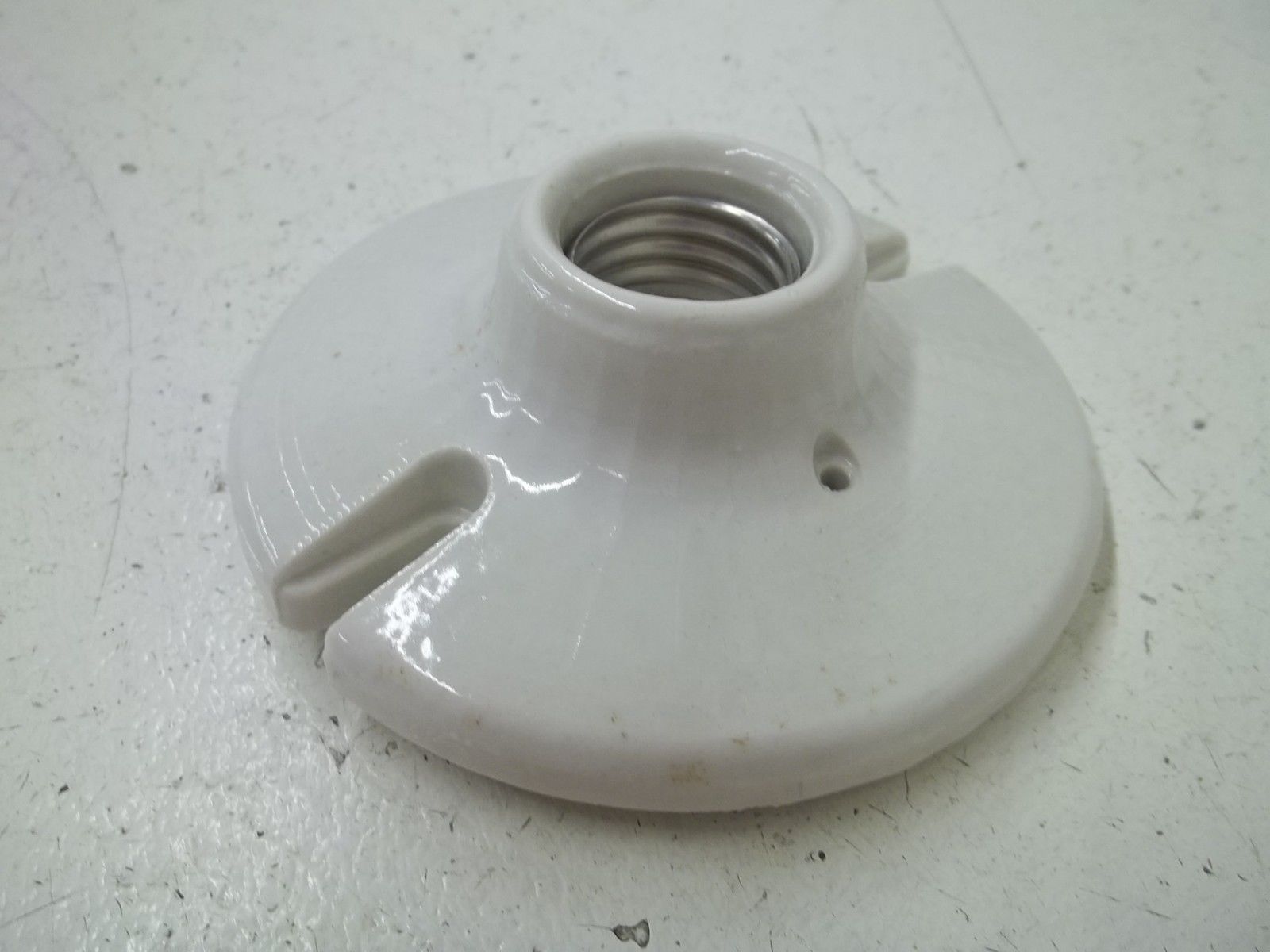 EAGLE CO. 604-BOX ONE-PIECE PORCELAIN OUTLET BOX LAMPHOLDER NSMP