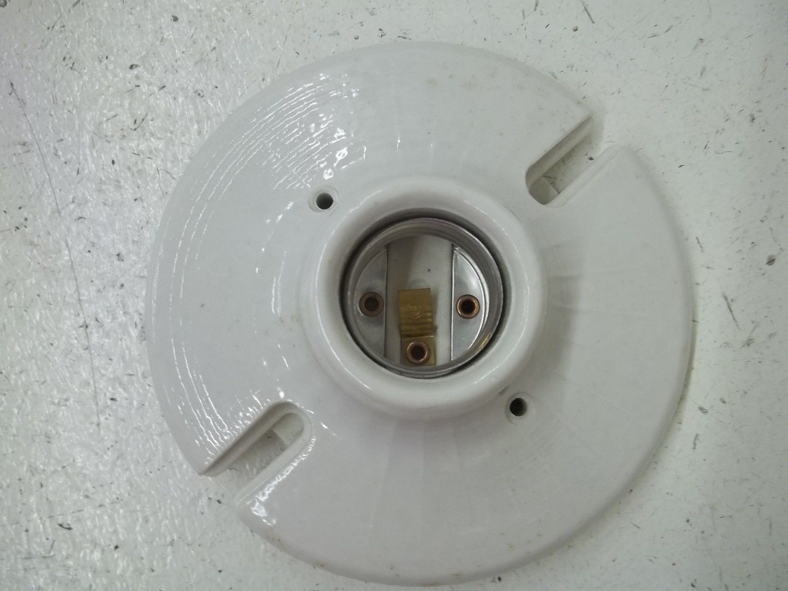 EAGLE CO. 604-BOX ONE-PIECE PORCELAIN OUTLET BOX LAMPHOLDER NSMP