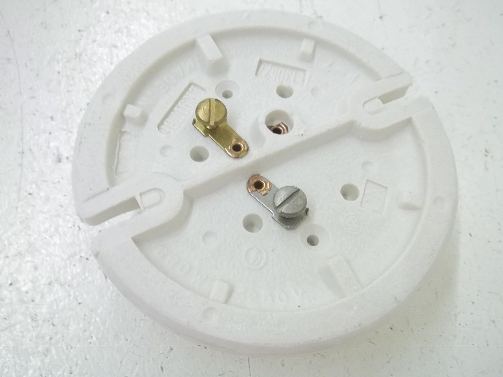 EAGLE CO. 604-BOX ONE-PIECE PORCELAIN OUTLET BOX LAMPHOLDER NSMP