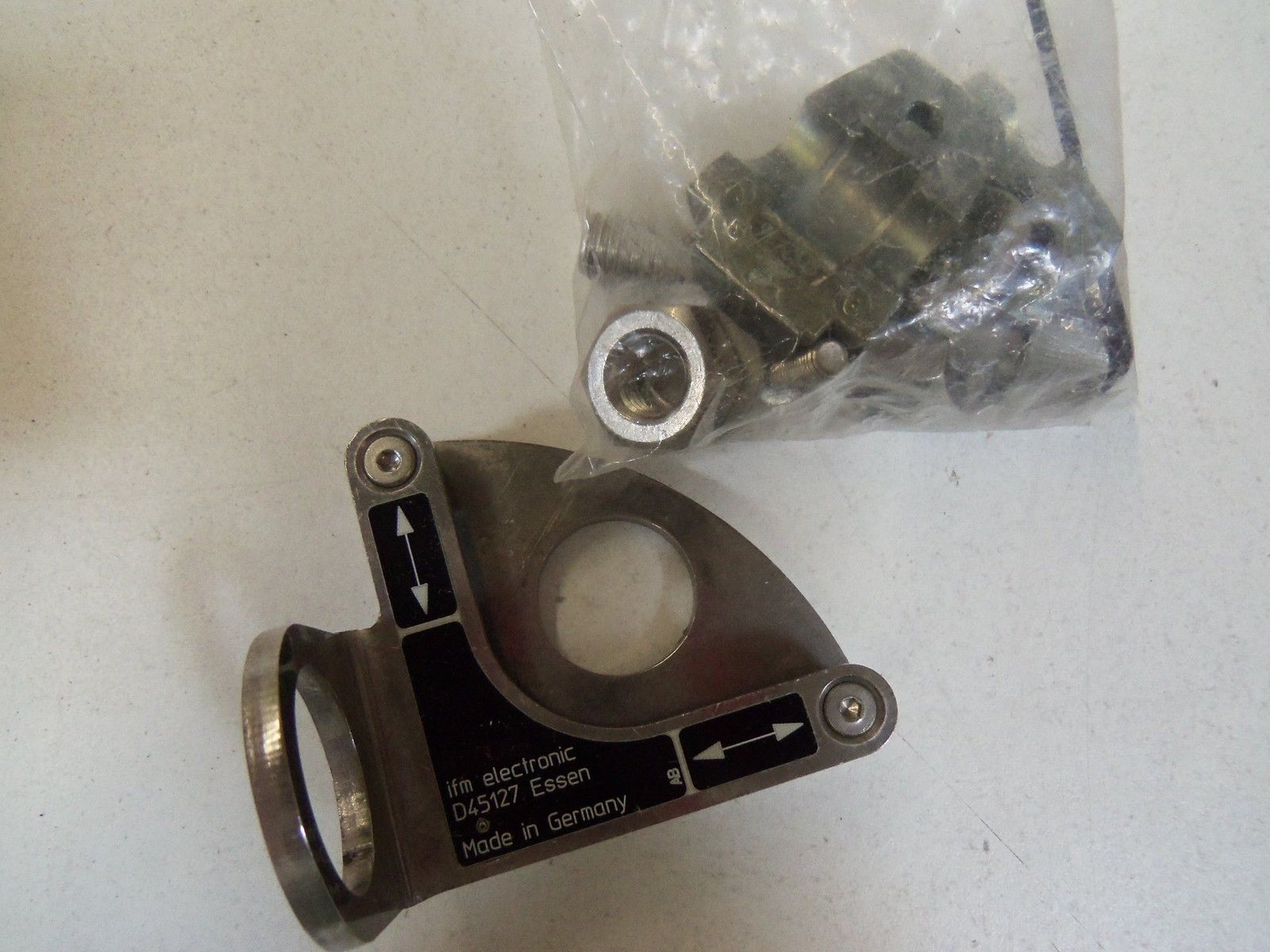 IFM EFECTOR E20987 OG MOUNTING SET *USED*