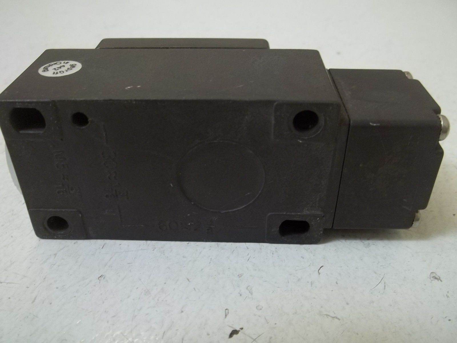 EUCHNER NZ51HS-511-M LIMIT SWITCH UNMP