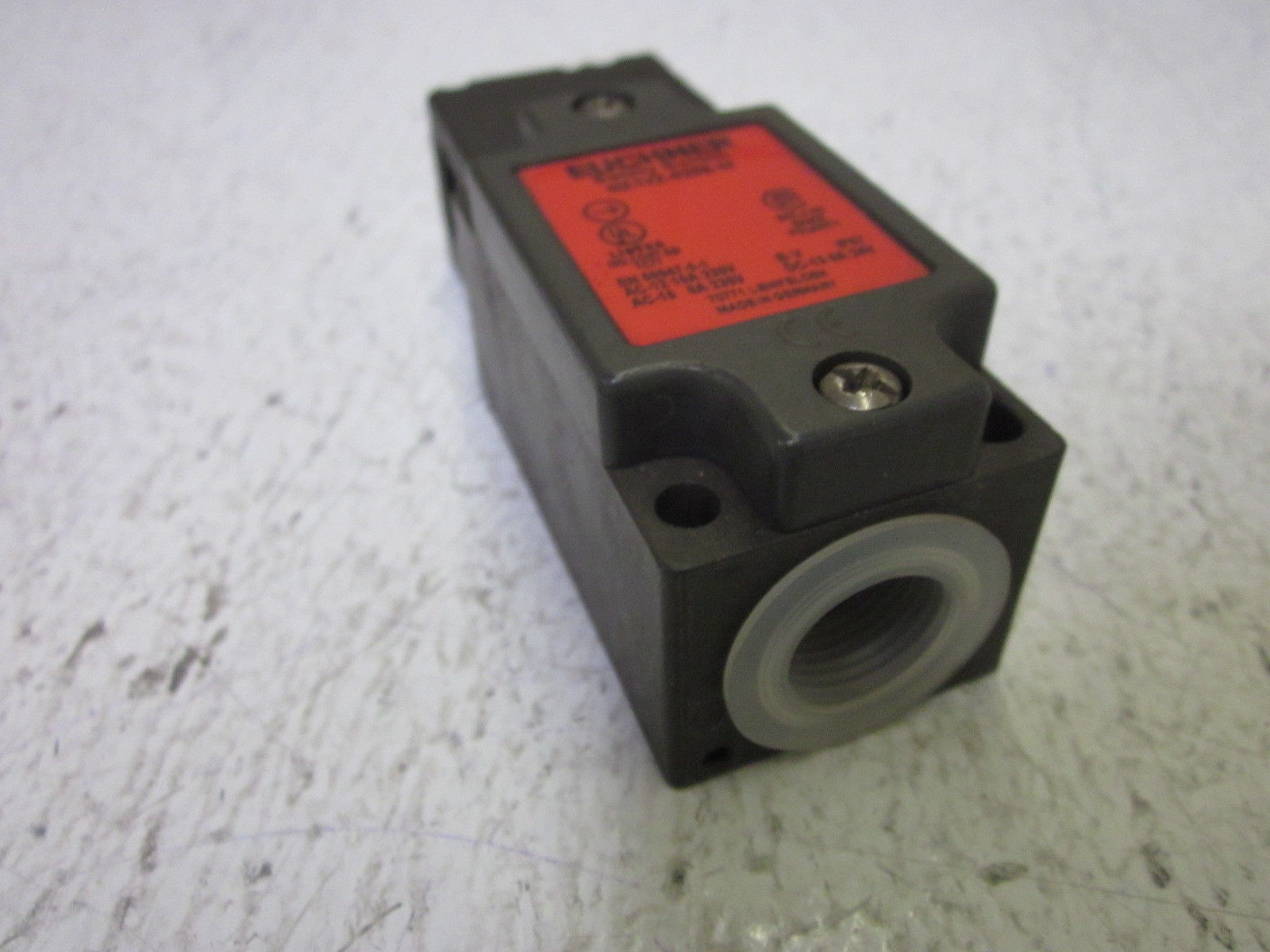 EUCHNER NZIVZ-528E-M SAFETY SWITCH UNMP