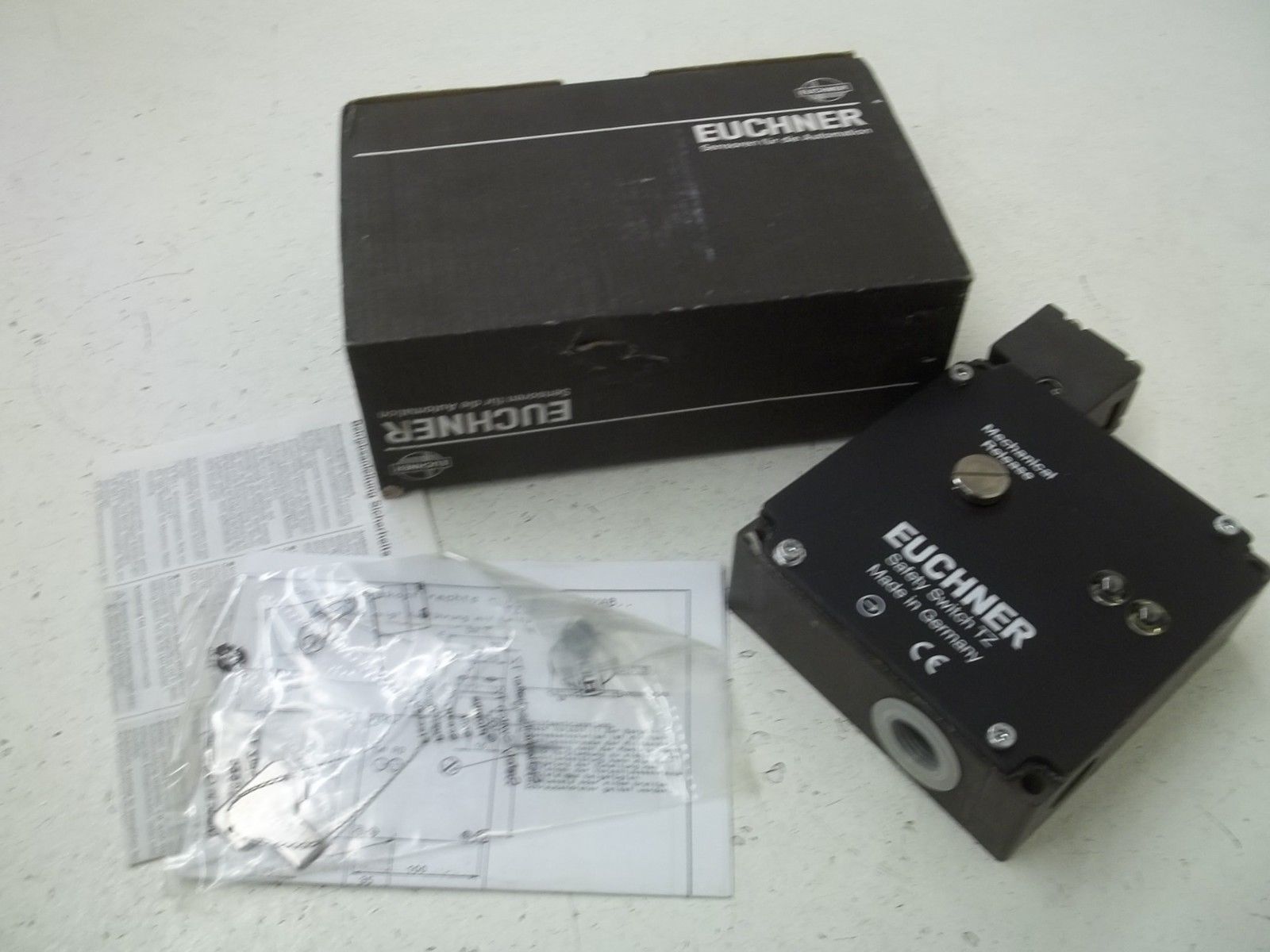 EUCHNER  TZ2LE024MVAB SAFETY SWITCH NSMP