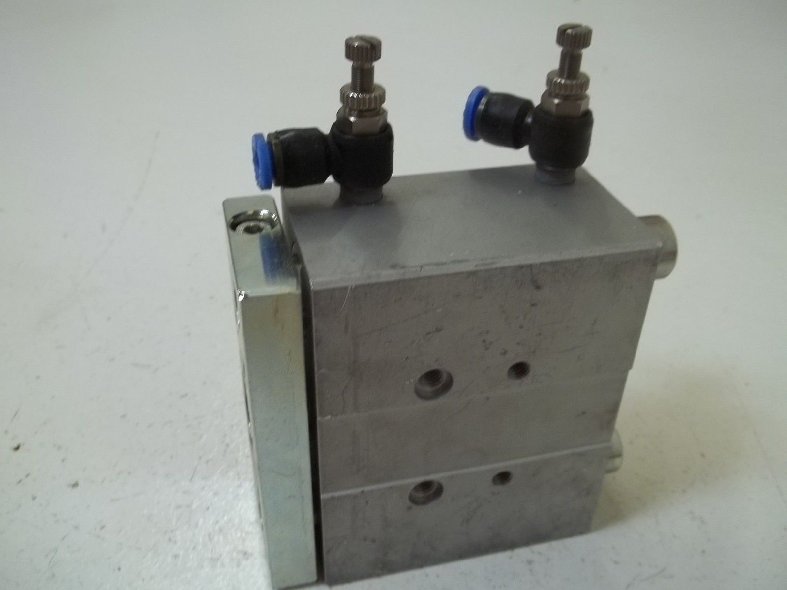 FESTO DFM-25-30-P-A-GF PNEUMATIC LINEAR ACTUATOR SLIDE UNMP