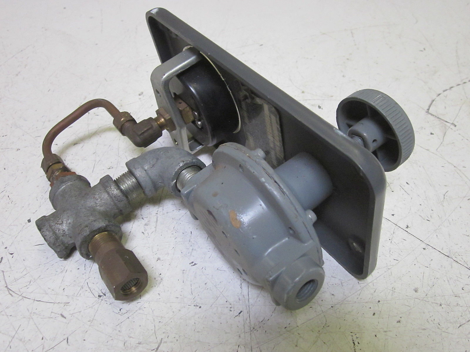 FISHER 670 CONTROLLER 0-30 PSI UNMP